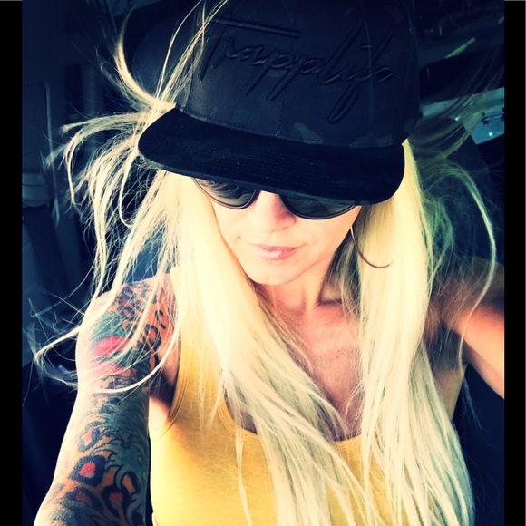 GUESS Sunglasses - Picture 3 of 7